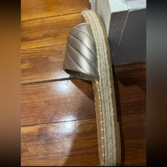 Cute & good condition! comfy gold slip ons! - Picture 1 of 3